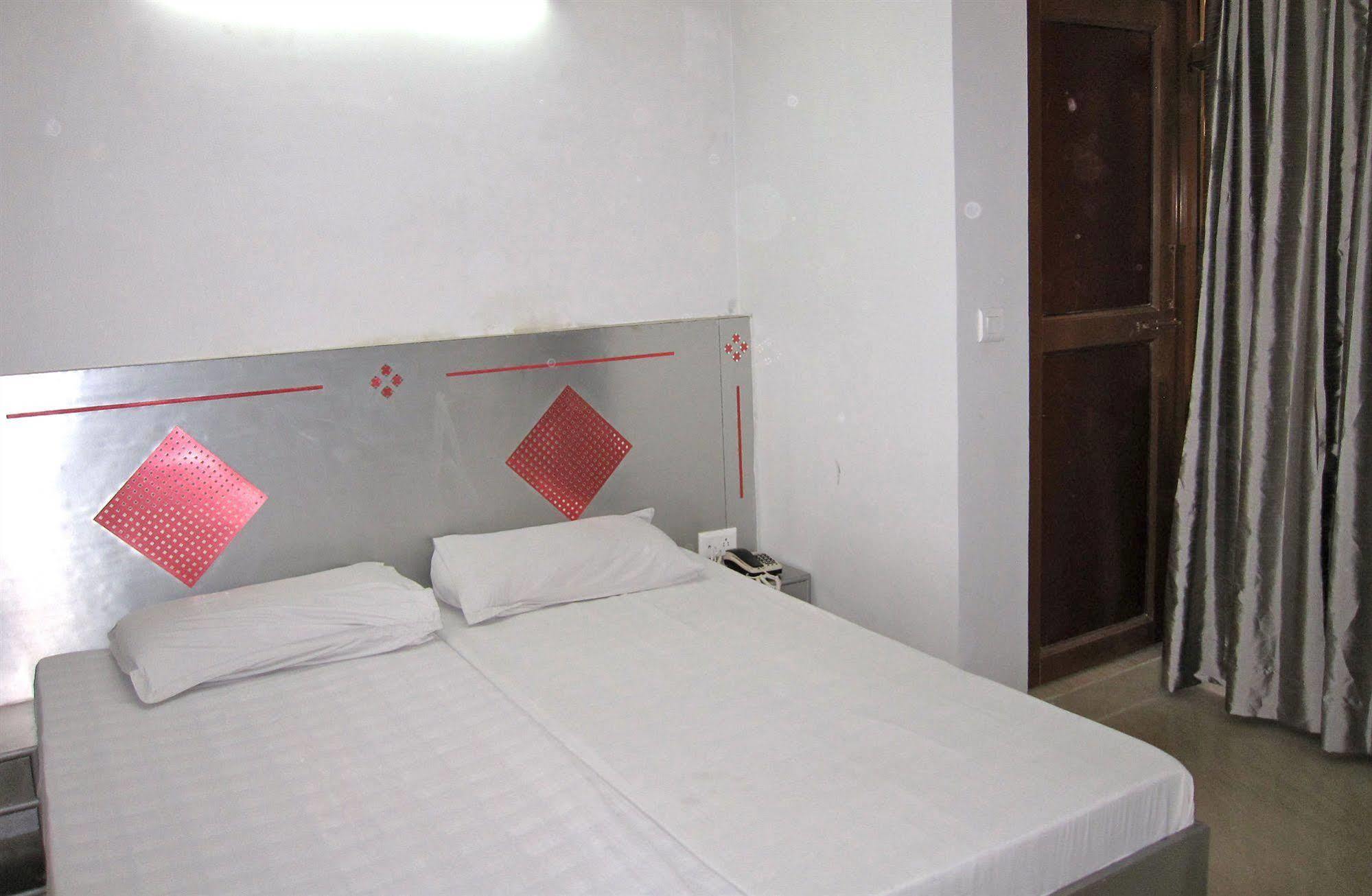 Hotel Kwality Yeni Delhi Dış mekan fotoğraf