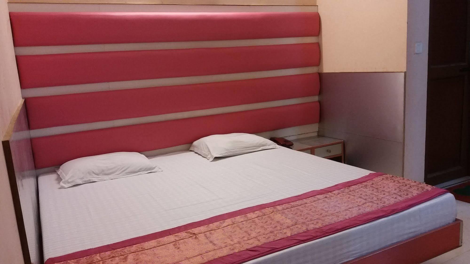 Hotel Kwality Yeni Delhi Dış mekan fotoğraf