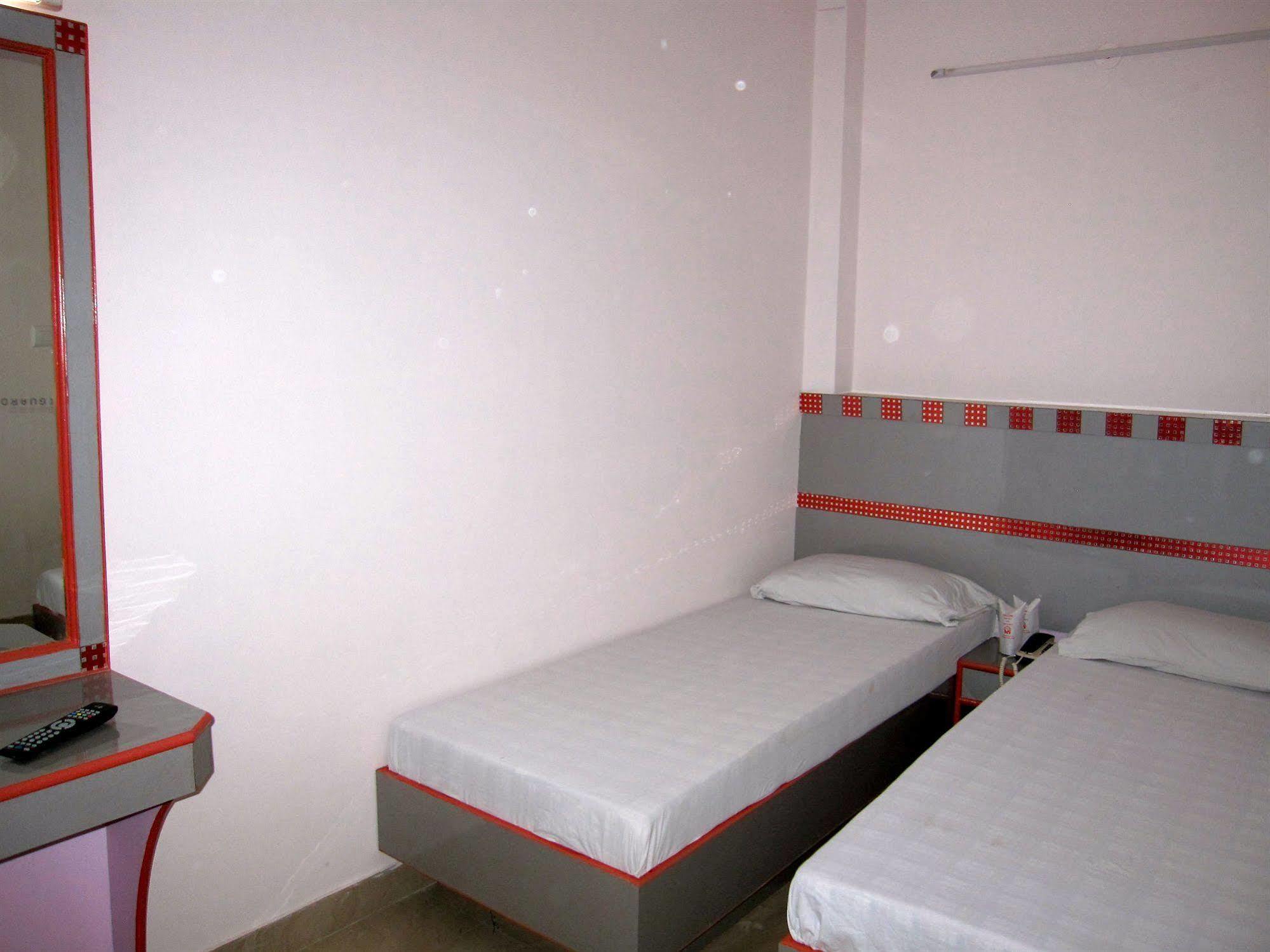 Hotel Kwality Yeni Delhi Dış mekan fotoğraf