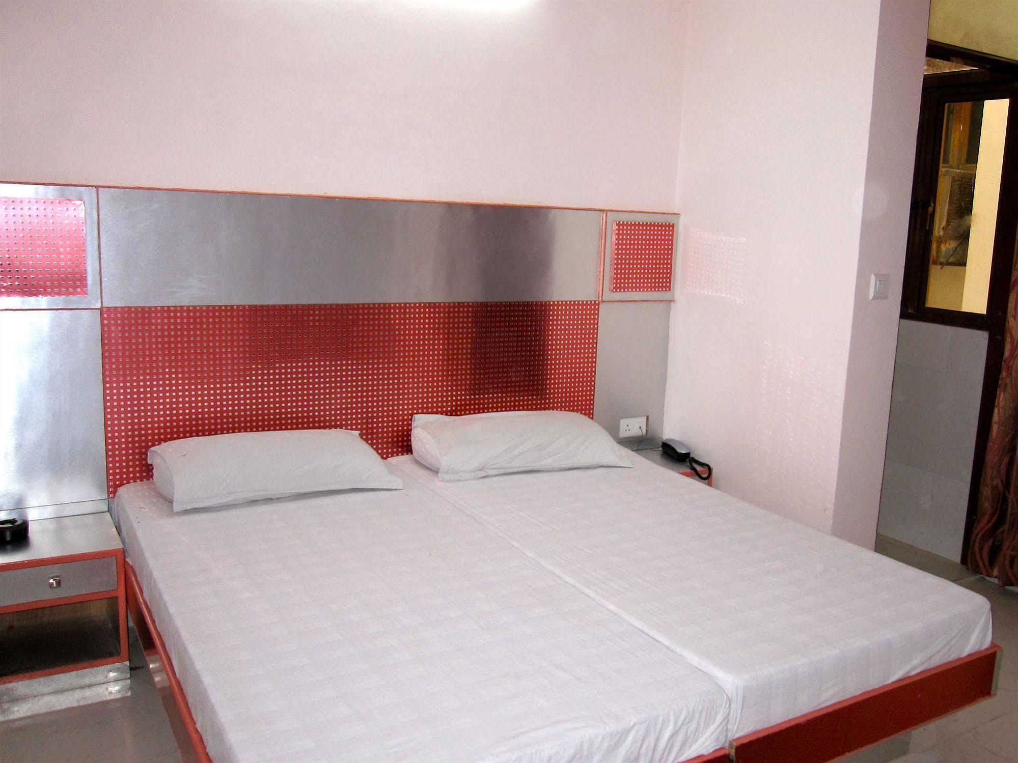 Hotel Kwality Yeni Delhi Dış mekan fotoğraf