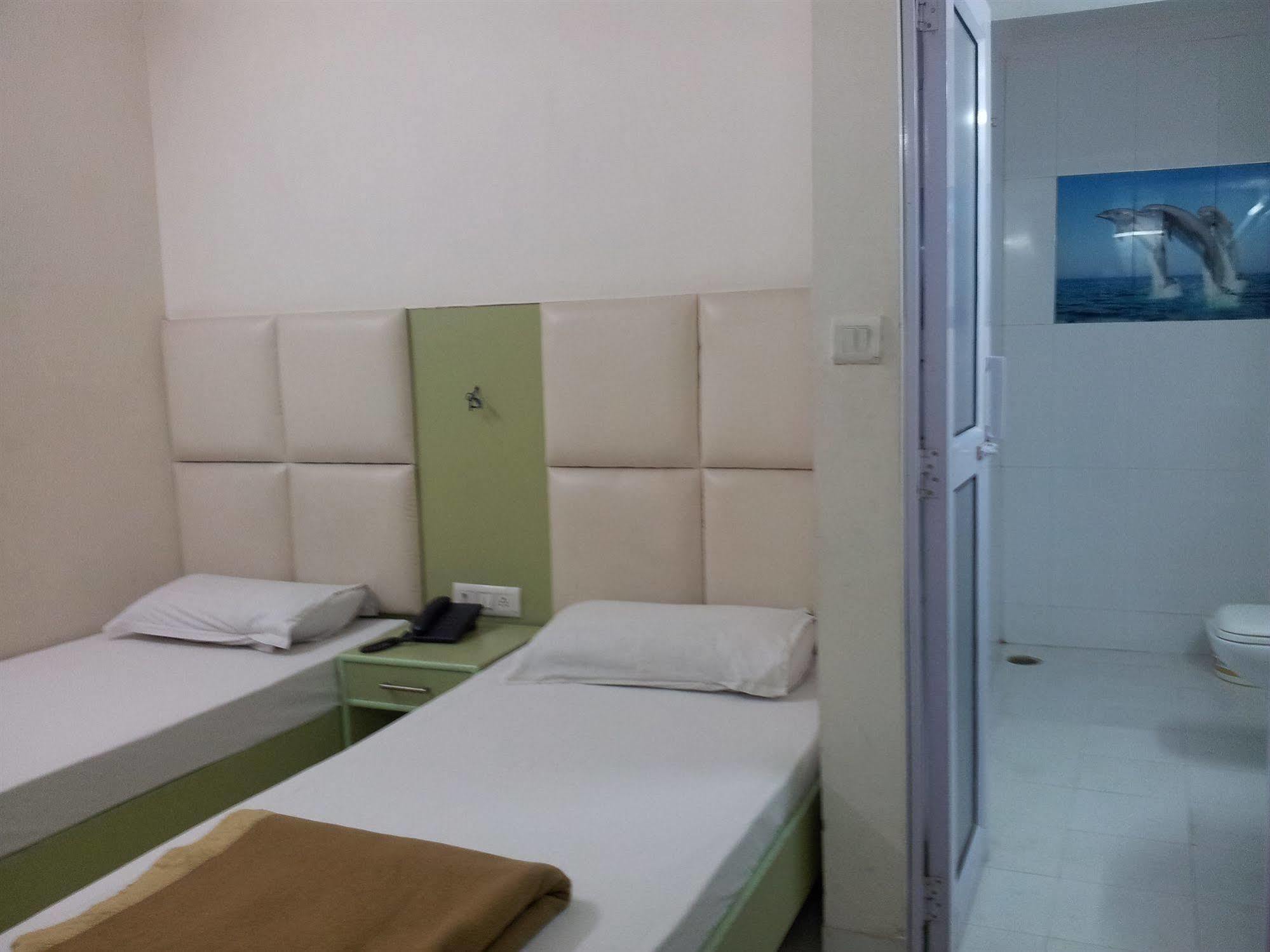 Hotel Kwality Yeni Delhi Dış mekan fotoğraf