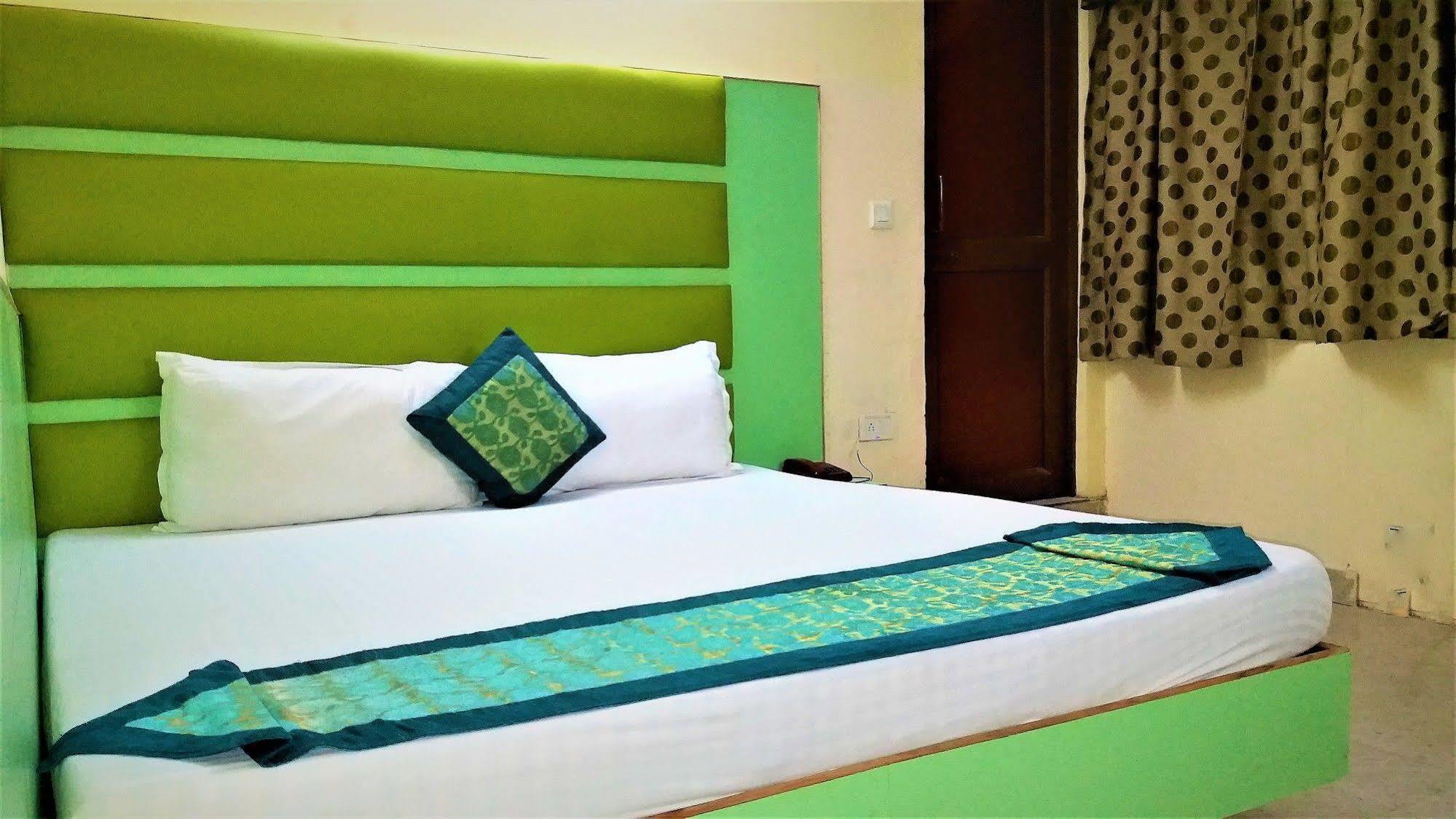 Hotel Kwality Yeni Delhi Dış mekan fotoğraf